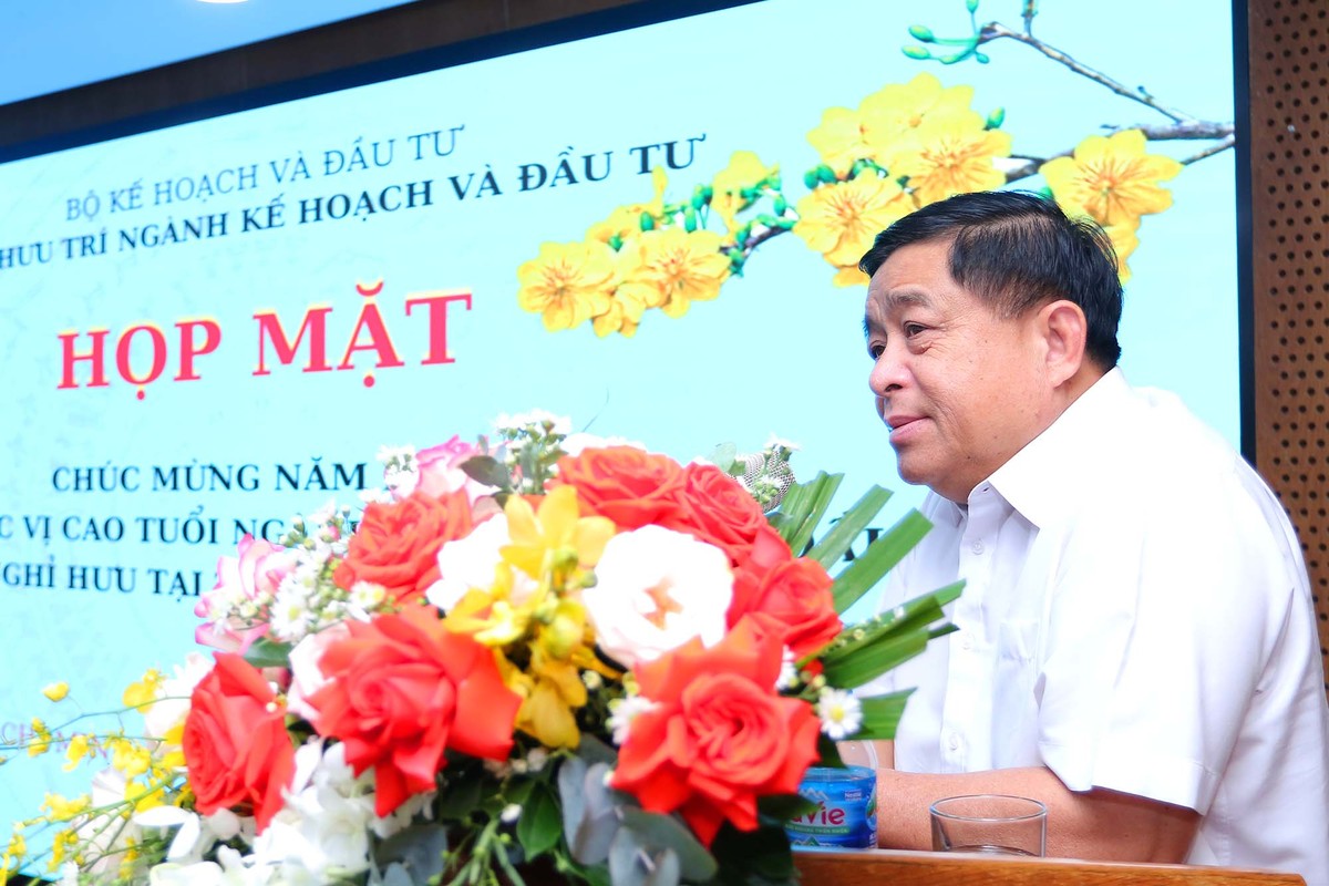 Tại buổi lễ, Bộ trưởng Bộ Kế hoạch và Đầu tư Nguyễn Chí Dũng đánh giá cao những hoạt động và những đóng góp của các cán bộ hưu trí của toàn ngành. Nhân dịp năm mới 2024 và chuẩn bị đón Tết cổ truyền của dân tộc, Bộ trưởng gửi lời chúc mừng tốt đẹp nhất tới toàn thể cán bộ hưu trí ngành Kế hoạch và Đầu tư tại TP.HCM và gia đình mạnh khỏe, có nhiều niềm vui và hạnh phúc. Tại buổi gặp mặt, Bộ trưởng cũng chia sẻ nhiều thông tin và những thành tựu của Bộ trong năm 2023. Tại buổi lễ, Bộ trưởng Bộ Kế hoạch và Đầu tư Nguyễn Chí Dũng đánh giá cao những hoạt động và những đóng góp của các cán bộ hưu trí của toàn ngành. Nhân dịp năm mới 2024 và chuẩn bị đón Tết cổ truyền của dân tộc, Bộ trưởng gửi lời chúc mừng tốt đẹp nhất tới toàn thể cán bộ hưu trí ngành Kế hoạch và Đầu tư tại TP.HCM và gia đình mạnh khỏe, có nhiều niềm vui và hạnh phúc. Tại buổi gặp mặt, Bộ trưởng cũng chia sẻ nhiều thông tin và những thành tựu của Bộ trong năm 2023.