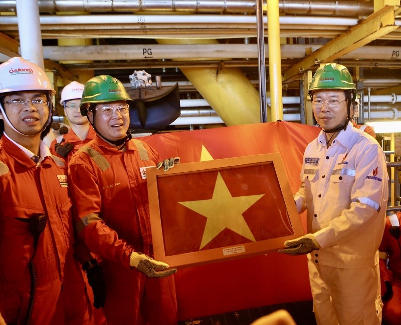 Chủ tịch nước tặng cờ Tổ quốc phục vụ cho sinh hoạt chào cờ trên Giàn. Ảnh PVN Chủ tịch nước tặng cờ Tổ quốc phục vụ cho sinh hoạt chào cờ trên Giàn. Ảnh PVN