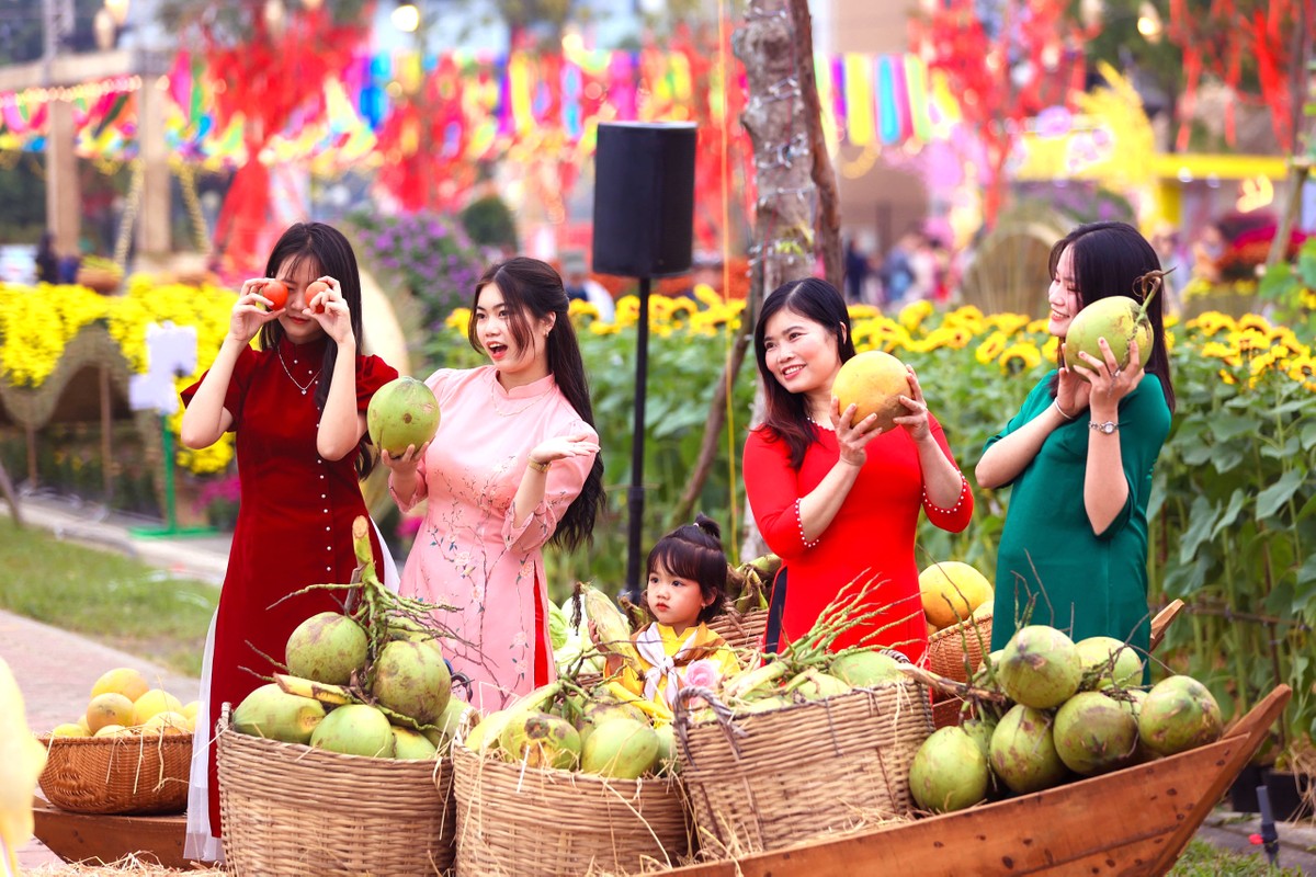 Không chỉ là điểm du xuân, bối cảnh đường hoa còn mang ý nghĩa đón tết 3 miền - Ảnh: CHÍ LINH Không chỉ là điểm du xuân, bối cảnh đường hoa còn mang ý nghĩa đón tết 3 miền - Ảnh: CHÍ LINH