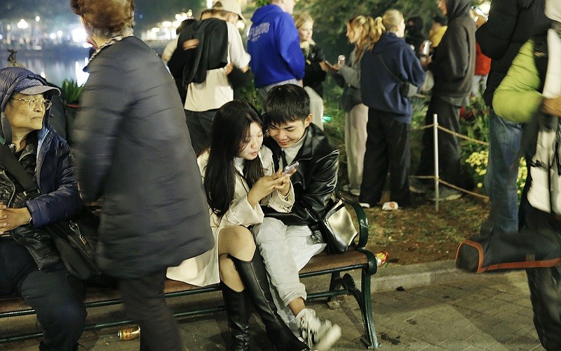 Màn bắn pháo hoa đã kết thúc, nhưng nhiều người dân vẫn nán lại để gửi cho người thân yêu những lời chúc ngọt ngào