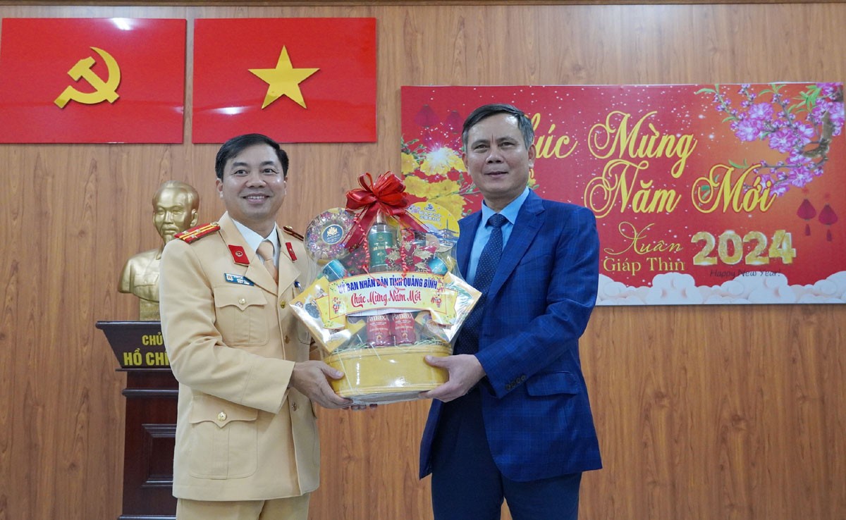 Chủ tịch UBND tỉnh Quảng Bình Trần thắng tặng quà, thăm hỏi, động viên cán bộ, chiến sĩ Phòng CSGT, Công an tỉnh Quảng Bình. Chủ tịch UBND tỉnh Quảng Bình Trần thắng tặng quà, thăm hỏi, động viên cán bộ, chiến sĩ Phòng CSGT, Công an tỉnh Quảng Bình.