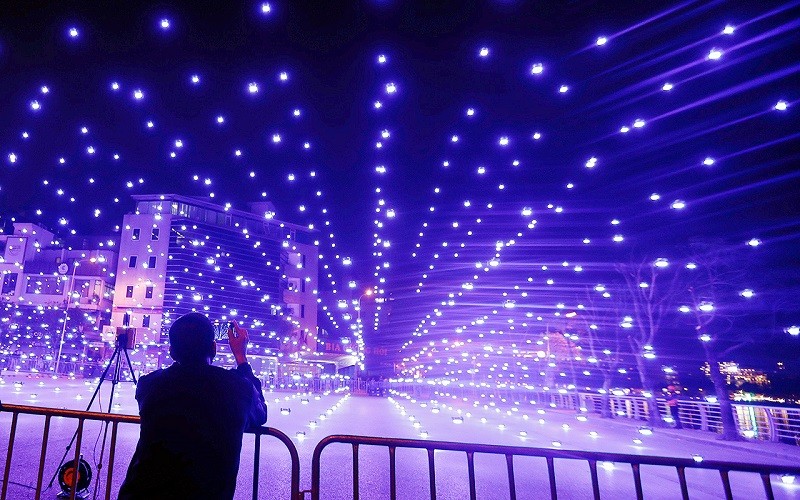 Một người dân đang ghi hình các thiết bị bay gắn đèn LED xuất phát