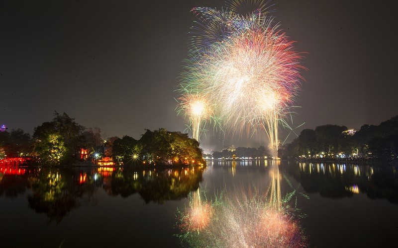 Người dân được chiêm ngưỡng với góc nhìn trên trời và phản chiếu dưới mặt hồ