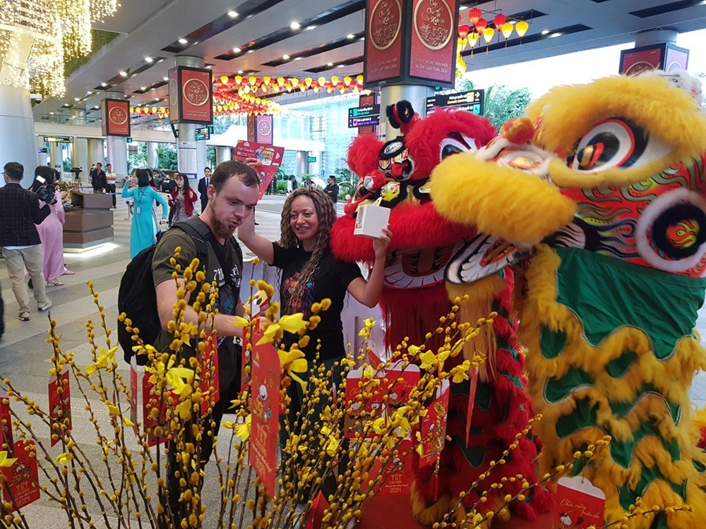 Du khách tận hưởng không khí Tết tại Đà Nẵng. Du khách tận hưởng không khí Tết tại Đà Nẵng.