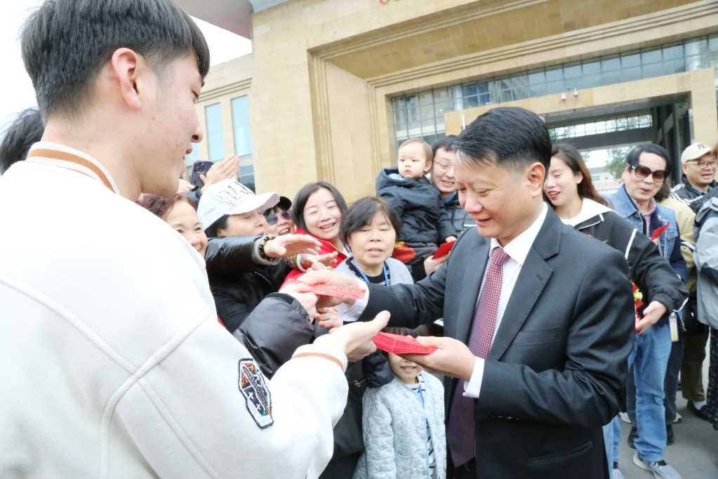 Lãnh đạo TP. Móng Cái lì xì du khách ngày đầu năm mới. Nguồn: Quảng Ninh Portal.