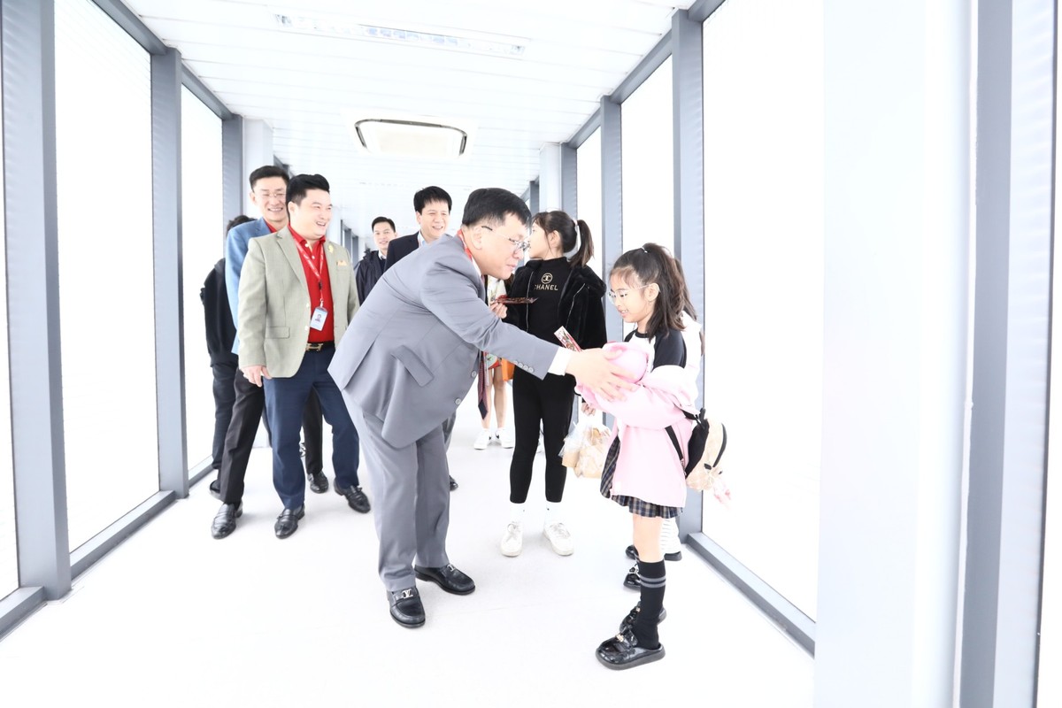 Tổng giám đốc Vietjet Đinh Việt Phươngcó mặt tại sân bay Nội Bài từ rất sớm để gửi những lời chúc mừng một năm mới an khang thịnh vượng và lì xì cho những hành khách xuất hành ngày đầu năm.