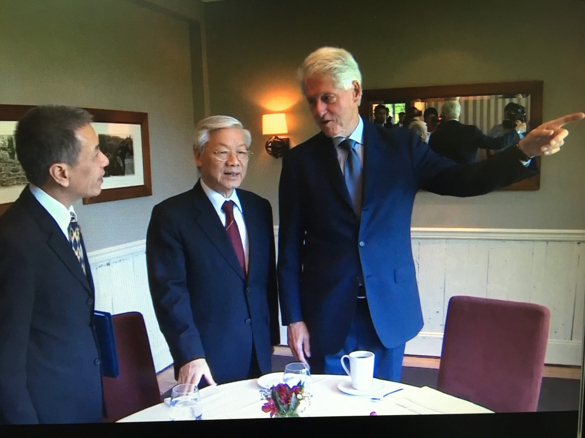 Ngày 10/7/2015, Đại sứ Bùi Thế Giang phiên dịch cho Tổng Bí thư Nguyễn Phú Trọng và nguyên Tổng thống Bill Clinton ở New York. (Ảnh: NVCC) Ngày 10/7/2015, Đại sứ Bùi Thế Giang phiên dịch cho Tổng Bí thư Nguyễn Phú Trọng và nguyên Tổng thống Bill Clinton ở New York. (Ảnh: NVCC)