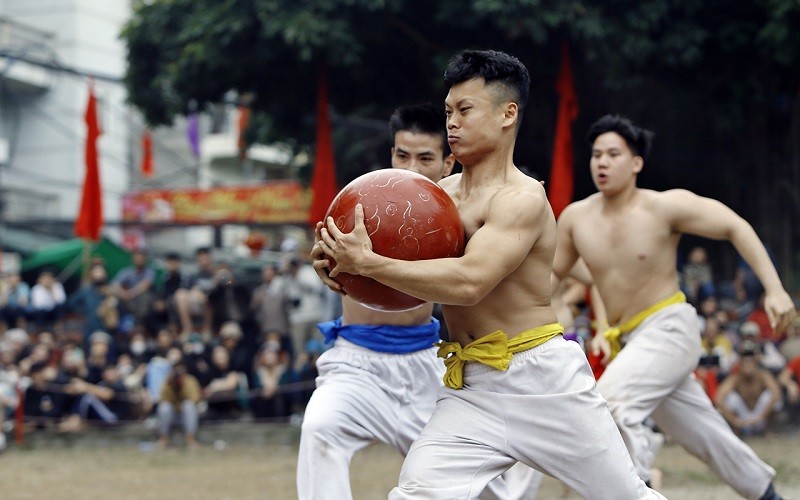 Quả cầu được tiện bằng gỗ mít, đường kính khoảng 35 cm, nặng hơn 20 kg, sơn son thếp vàng Quả cầu được tiện bằng gỗ mít, đường kính khoảng 35 cm, nặng hơn 20 kg, sơn son thếp vàng