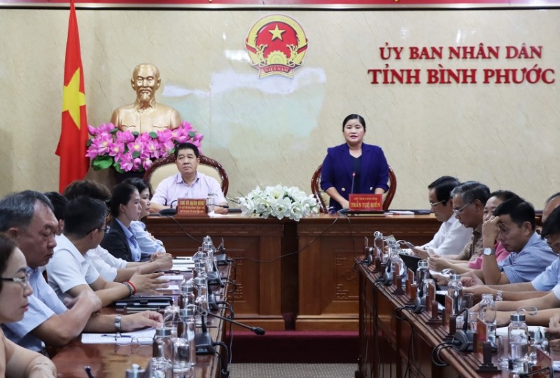 Chủ tịch UBND tỉnh Bình Phước Trần Tuệ Hiền, Phó Chủ tịch VIDA Vũ Mạnh Hùng và đại diện các sở, ban ngành Bình Phước tại buổi họp bàn tổ chức Diễn đàn. Chủ tịch UBND tỉnh Bình Phước Trần Tuệ Hiền, Phó Chủ tịch VIDA Vũ Mạnh Hùng và đại diện các sở, ban ngành Bình Phước tại buổi họp bàn tổ chức Diễn đàn.