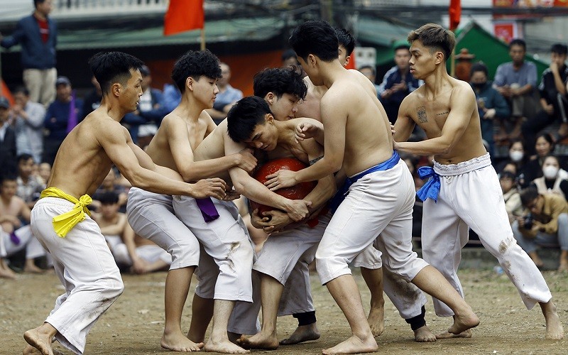 Giằng co quyết liệt để đưa quả cầu nặng hơn 20 kg về hố của đội mình, tạo nên sức hấp dẫn đặc biệt trong hội vật cầu Thúy Lĩnh. Giằng co quyết liệt để đưa quả cầu nặng hơn 20 kg về hố của đội mình, tạo nên sức hấp dẫn đặc biệt trong hội vật cầu Thúy Lĩnh.