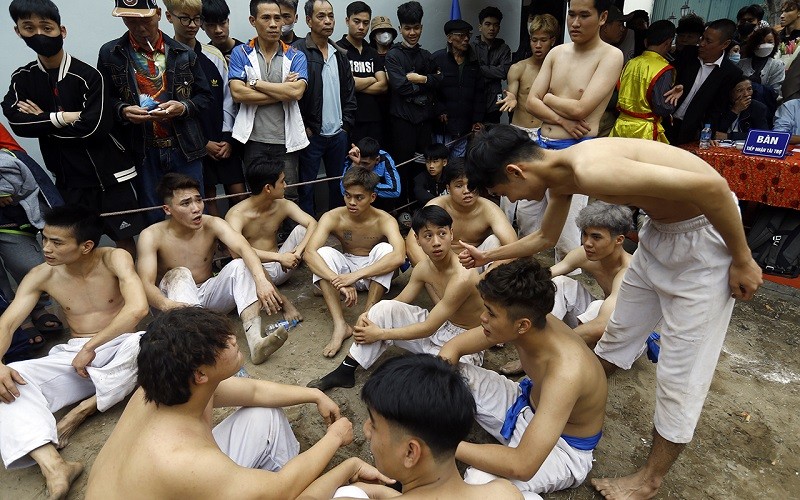 Hội vật sẽ có 12 đội, mỗi đội có từ 6-8 người, được chia làm 3 bảng. Mỗi bảng đấu có 4 đội thi đấu để chọn ra 8 đội có thành tích tốt nhất vào thi đấu bán kết và chung kết. Hội vật sẽ có 12 đội, mỗi đội có từ 6-8 người, được chia làm 3 bảng. Mỗi bảng đấu có 4 đội thi đấu để chọn ra 8 đội có thành tích tốt nhất vào thi đấu bán kết và chung kết.