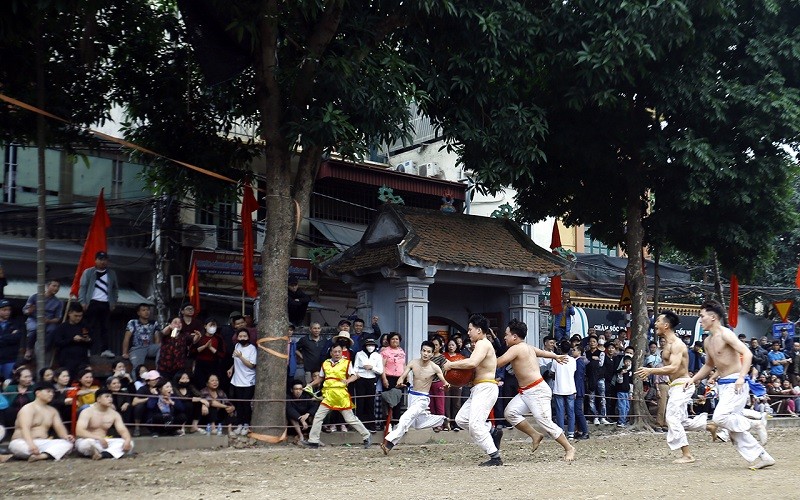 Hội vật cầu Thúy Lĩnh được nhân dân địa phương tổ chức đều đặn vào các ngày mùng 4, 5 và 6 tháng Giêng hàng năm, theo nghi thức cổ truyền, tại sân đình làng Thúy Lĩnh. Hội vật cầu Thúy Lĩnh được nhân dân địa phương tổ chức đều đặn vào các ngày mùng 4, 5 và 6 tháng Giêng hàng năm, theo nghi thức cổ truyền, tại sân đình làng Thúy Lĩnh.