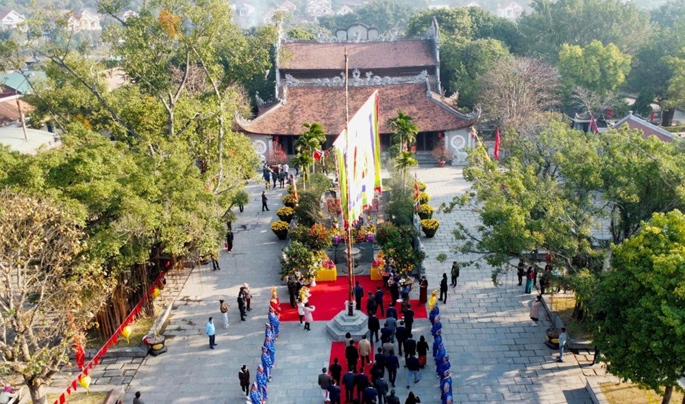 Du khách tham quan, chiêm bái tại Di tích Côn Sơn - Kiếp Bạc trong những ngày Tết Nguyên đán Giáp Thìn 2024.