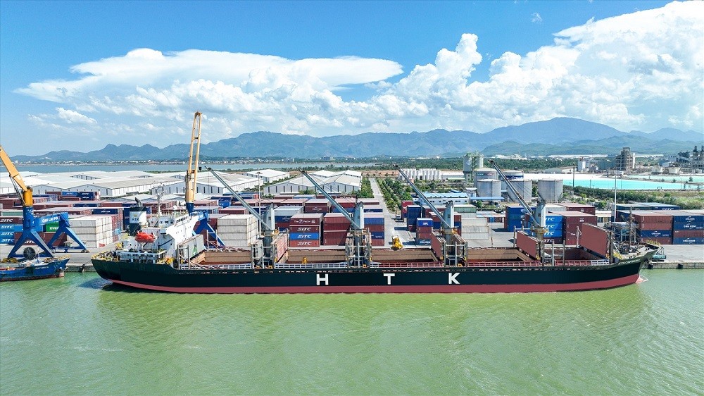 Cảng biển Quảng Nam sẽ trở thành trung tâm cảng biển - dịch vụ logistics container của miền Trung - Tây Nguyên. Cảng biển Quảng Nam sẽ trở thành trung tâm cảng biển - dịch vụ logistics container của miền Trung - Tây Nguyên.