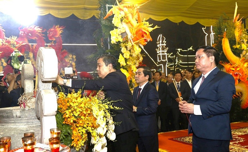 Lãnh đạo tỉnh Thái Bình dâng hương tưởng niệm các vị vua triều Trần. Lãnh đạo tỉnh Thái Bình dâng hương tưởng niệm các vị vua triều Trần.