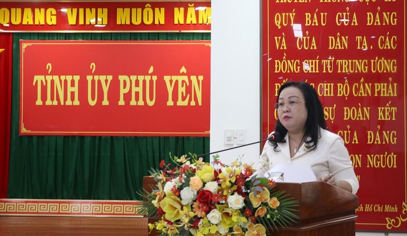 Phó Bí thư Thường trực Tỉnh ủy, Chủ tịch HĐND tỉnh Phú Yên Cao Thị Hòa An báo cáo về tình hình kinh tế - xã hội của địa phương với Chủ tịch Quốc hội Vương Đình Huệ. Phó Bí thư Thường trực Tỉnh ủy, Chủ tịch HĐND tỉnh Phú Yên Cao Thị Hòa An báo cáo về tình hình kinh tế - xã hội của địa phương với Chủ tịch Quốc hội Vương Đình Huệ.