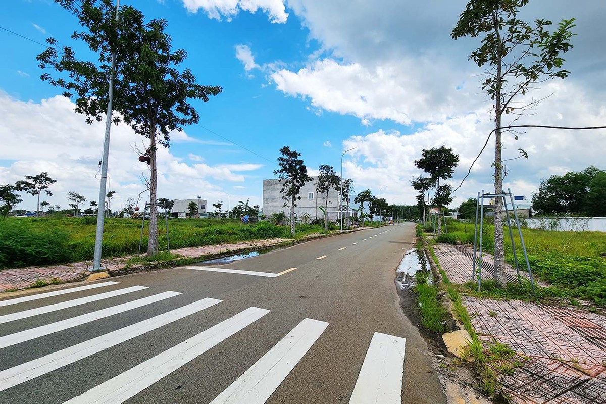 Ghi nhận thực tế tại dự án thì hoàn toàn trái ngược, bên cạnh những tuyến đường đã dải nhựa chỉ có lác đác một vài ngôi nhà. Vỉa hè và những lô đất khác chỉ để cỏ mọc. Ghi nhận thực tế tại dự án thì hoàn toàn trái ngược, bên cạnh những tuyến đường đã dải nhựa chỉ có lác đác một vài ngôi nhà. Vỉa hè và những lô đất khác chỉ để cỏ mọc.