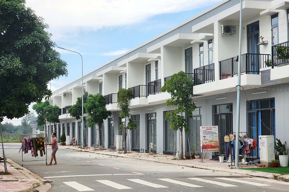 Dãy nhà ở xã hội nằm trong khu đất của dự án cũng chỉ có lác đác vài hộ gia đình dọn về ở. Dãy nhà ở xã hội nằm trong khu đất của dự án cũng chỉ có lác đác vài hộ gia đình dọn về ở.