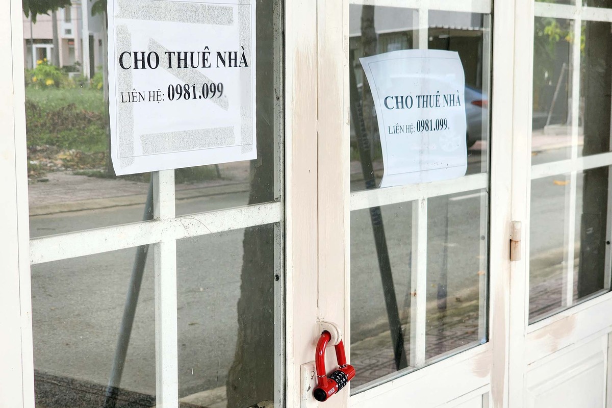 Nhưng hiện nay, những căn nhà tại dự án dù đã xây dựng xong nhưng vắng bóng người. Một số chủ nhà còn để biển cho thuê. Nhưng hiện nay, những căn nhà tại dự án dù đã xây dựng xong nhưng vắng bóng người. Một số chủ nhà còn để biển cho thuê.