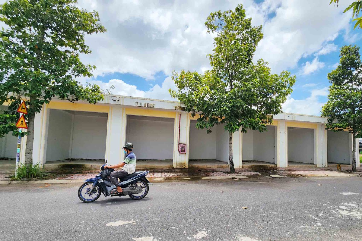 Do không có người ở nên những ki-ốt bán hàng ở xung quanh cũng hoang vắng. Do không có người ở nên những ki-ốt bán hàng ở xung quanh cũng hoang vắng.