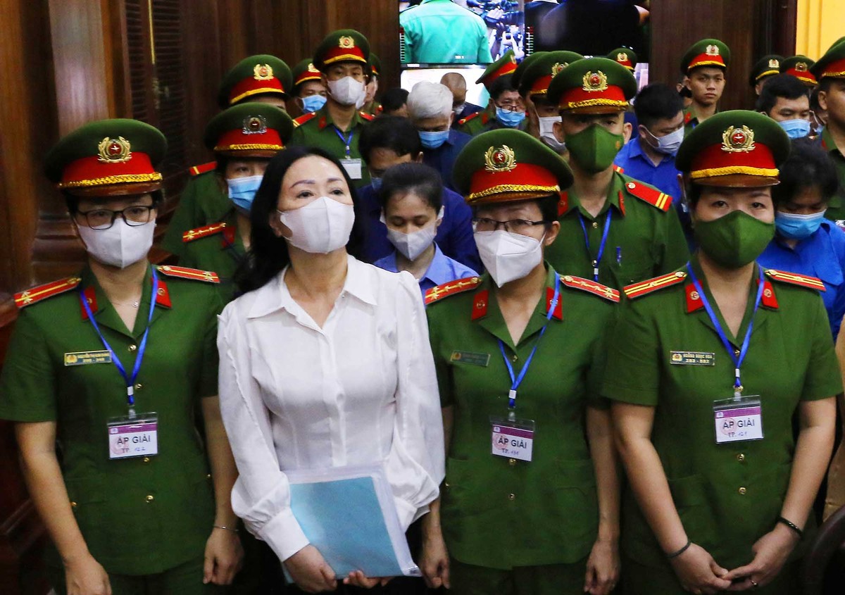 Bà Trương Mỹ Lan được áp giải tới tòa. Bà Trương Mỹ Lan được áp giải tới tòa.