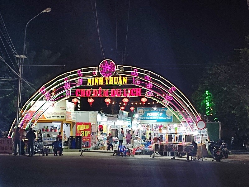 TP. Phan Rang - Tháp Chàm có chợ đêm du lịch tại khu vực Tượng đài 16/4. Song theo UBND tỉnh Ninh Thuận, các hoạt động dịch vụ du lịch, ăn uống tại đây phát triển còn thiếu tính liên kết, hợp tác... TP. Phan Rang - Tháp Chàm có chợ đêm du lịch tại khu vực Tượng đài 16/4. Song theo UBND tỉnh Ninh Thuận, các hoạt động dịch vụ du lịch, ăn uống tại đây phát triển còn thiếu tính liên kết, hợp tác...