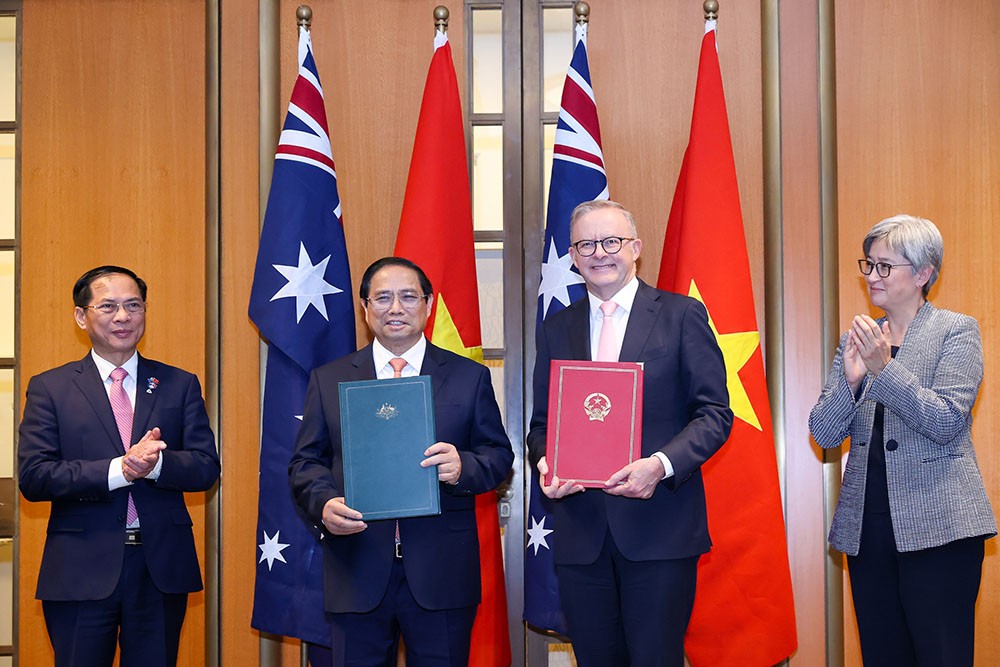 Thủ tướng Phạm Minh Chính và Thủ tướng Australia Anthony Albanese trao đổi tuyên bố về việc nâng cấp quan hệ hai nước lên Đối tác Chiến lược toàn diện. (Ảnh: Nhật Bắc) Thủ tướng Phạm Minh Chính và Thủ tướng Australia Anthony Albanese trao đổi tuyên bố về việc nâng cấp quan hệ hai nước lên Đối tác Chiến lược toàn diện. (Ảnh: Nhật Bắc)