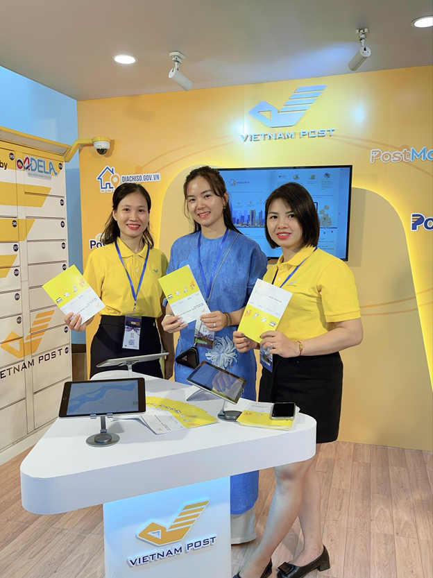 Chị Lê Thị Kiều Chinh chụp ảnh cùng CBNV Vietnam Post tại Triển lãm quốc tế đổi mới sáng tạo Việt Nam 2023 Chị Lê Thị Kiều Chinh chụp ảnh cùng CBNV Vietnam Post tại Triển lãm quốc tế đổi mới sáng tạo Việt Nam 2023