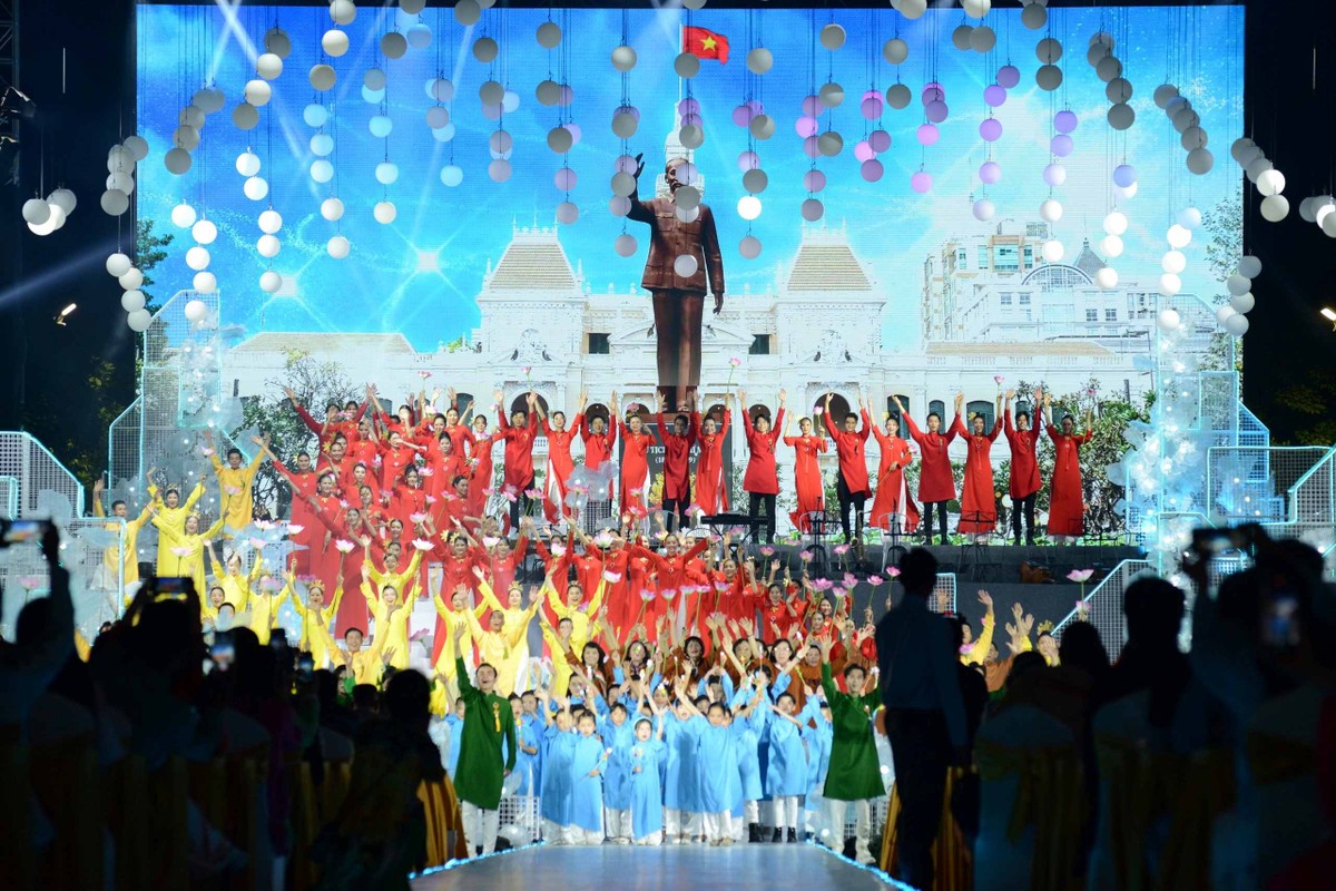 Trong đêm khai mạc, công chúng được thưởng thức các chương trình nghệ thuật với chủ đề “Áo dài - Tâm hồn Việt, văn hóa Việt” và “Áo dài ra thế giới” như: Bộ sưu tập Sắc màu di sản (nhà thiết kế Năm Tuyền), Họa Long điểm tinh (Viết Bảo), Rực rỡ phương Đông (Ngô Nhật Huy), Hoa của đất (Việt Hùng), Lụa hát sen trong (Trung Đinh)… Trong đêm khai mạc, công chúng được thưởng thức các chương trình nghệ thuật với chủ đề “Áo dài - Tâm hồn Việt, văn hóa Việt” và “Áo dài ra thế giới” như: Bộ sưu tập Sắc màu di sản (nhà thiết kế Năm Tuyền), Họa Long điểm tinh (Viết Bảo), Rực rỡ phương Đông (Ngô Nhật Huy), Hoa của đất (Việt Hùng), Lụa hát sen trong (Trung Đinh)…