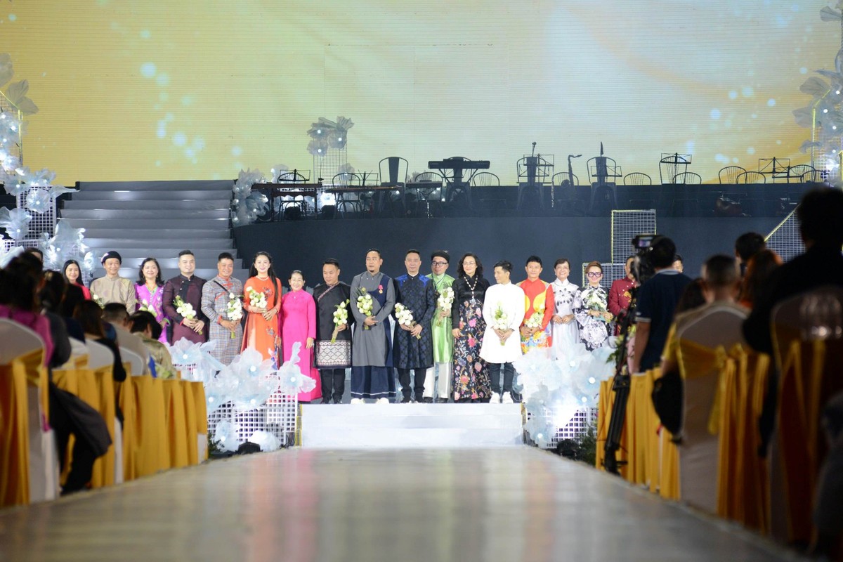 Nét mới của Lễ hội Áo dài năm nay là đã nhận được sự hưởng ứng của hàng trăm nhà may, cửa hàng - đơn vị kinh doanh áo dài trong các hoạt động, sự tham gia trình diễn của hơn 800 mẫu áo dài đến từ 30 nhà thiết kế áo dài hàng đầu của cả nước, cùng sự tham gia đồng hành của 22 văn nghệ sĩ, người nổi tiếng, các hoa hậu, á hậu… Nét mới của Lễ hội Áo dài năm nay là đã nhận được sự hưởng ứng của hàng trăm nhà may, cửa hàng - đơn vị kinh doanh áo dài trong các hoạt động, sự tham gia trình diễn của hơn 800 mẫu áo dài đến từ 30 nhà thiết kế áo dài hàng đầu của cả nước, cùng sự tham gia đồng hành của 22 văn nghệ sĩ, người nổi tiếng, các hoa hậu, á hậu…