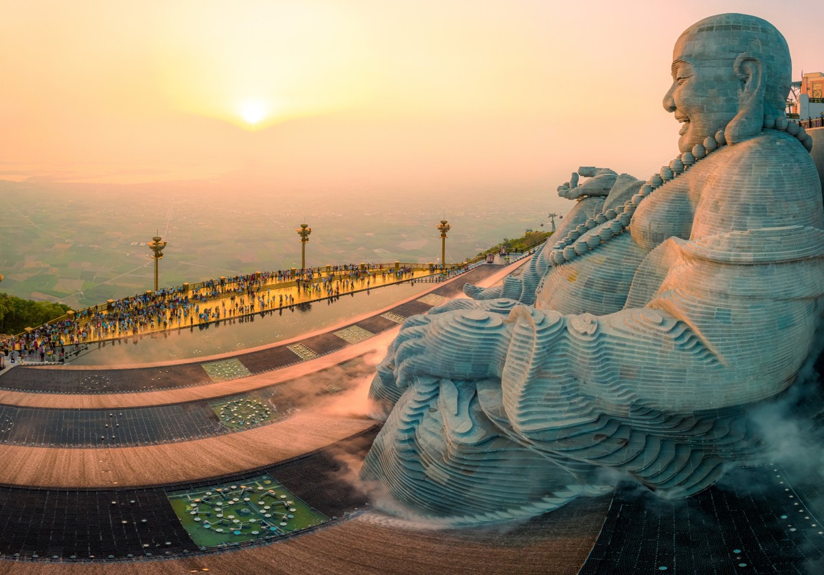 Tôn tượng Bồ Tát Di Lặc với dáng ngồi an yên, nụ cười hoan hỉ. Ảnh: Sun World Ba Den Mountain Tôn tượng Bồ Tát Di Lặc với dáng ngồi an yên, nụ cười hoan hỉ. Ảnh: Sun World Ba Den Mountain