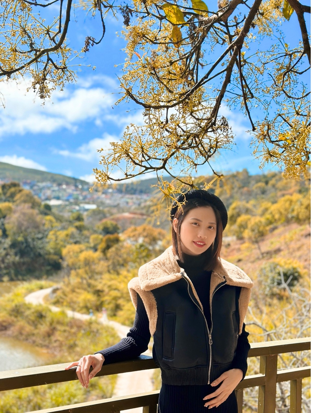 Mộc Trà Farm Đà Lạt sở hữu không gian bình yên, trong lành giữa những hàng thông xanh rì là điểm dừng chân lý tưởng khi các du khách muốn thưởng thức trọn vẹn vẻ đẹp của hoa bơ vàng.