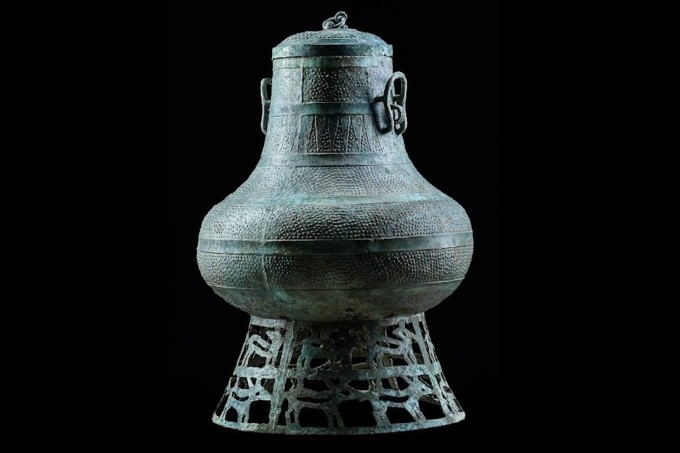 Bình đồng Đông Sơn là tác phẩm nghệ thuật mang giá trị tiêu biểu của kỹ nghệ đúc đồng và trang trí điển hình của người Việt cổ. Ảnh: Trần Đình Thăng
