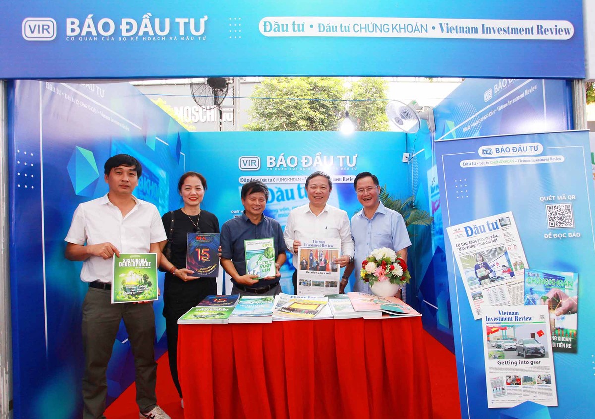 Ông Dương Anh Đức ( thứ hai, bên phải) Phó chủ tịch UBND TP.HCM và ông Trần Trọng Dũng ( giữa) Phó chủ tịch Hội Nhà báo Việt Nam phụ trách phía Nam rất ấn tượng với gian hàng của Báo Đầu tư tại ngày hội. Ông Dương Anh Đức ( thứ hai, bên phải) Phó chủ tịch UBND TP.HCM và ông Trần Trọng Dũng ( giữa) Phó chủ tịch Hội Nhà báo Việt Nam phụ trách phía Nam rất ấn tượng với gian hàng của Báo Đầu tư tại ngày hội.