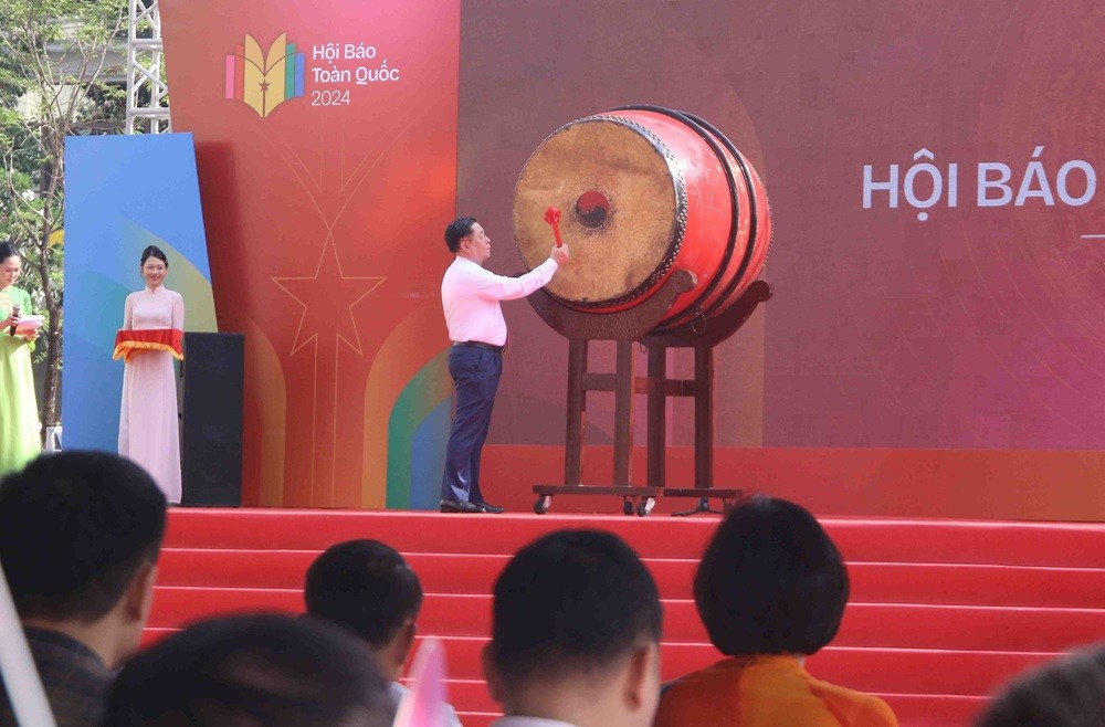 Ông Nguyễn Trọng Nghĩa, Trưởng ban Tuyên giáo Trung ương đánh trống khai mạc Hội báo Toàn quốc năm 2024. Ảnh: Lê Toàn