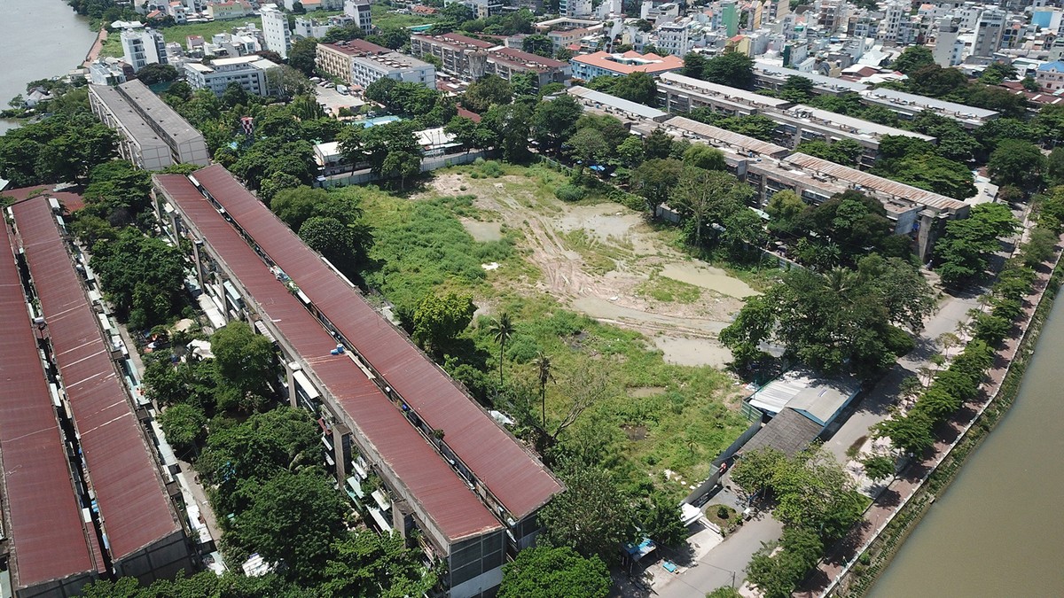 Cư xá Thanh Đa (quận Bình Thạnh) mòn mỏi chờ đợi dự án tái định cư từ hơn chục năm nay. Ảnh: Lê Toàn Cư xá Thanh Đa (quận Bình Thạnh) mòn mỏi chờ đợi dự án tái định cư từ hơn chục năm nay. Ảnh: Lê Toàn