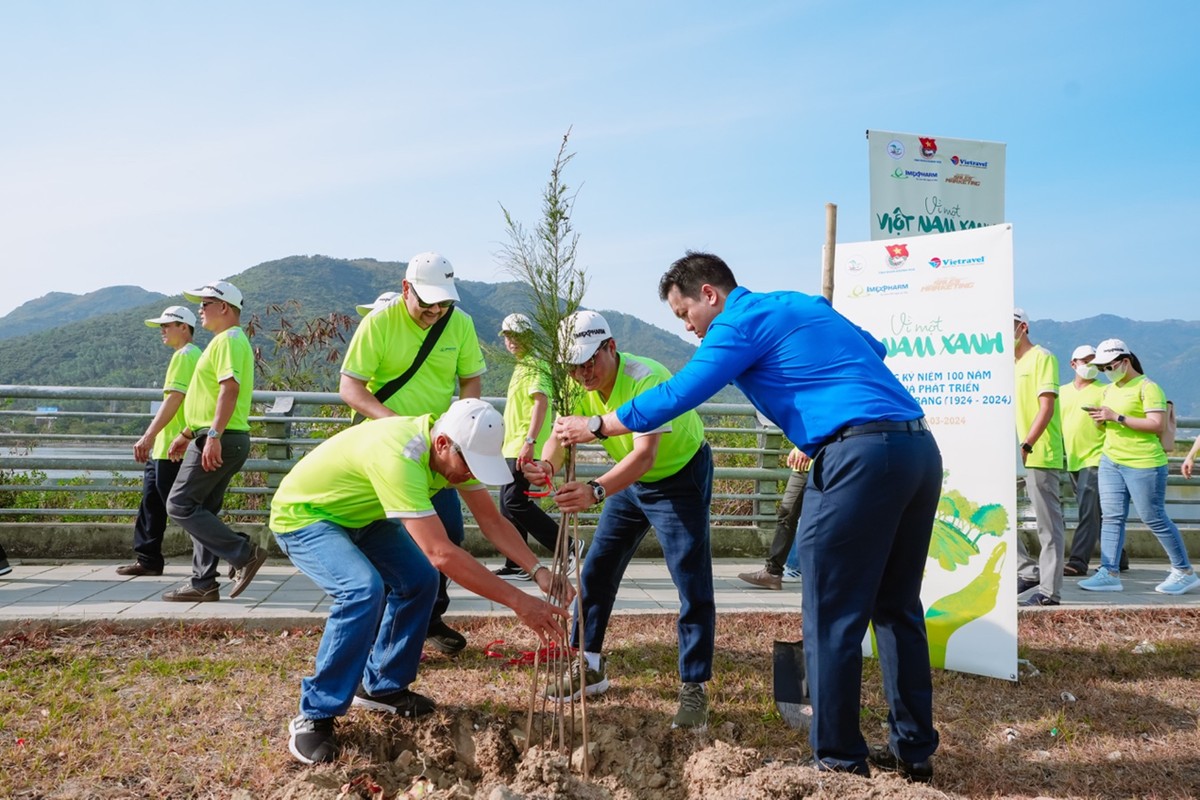 Tập thể nhân viên Imexpharm bắt tay trồng cây xanh tại khu vực Vành đai 2, Nha Trang Tập thể nhân viên Imexpharm bắt tay trồng cây xanh tại khu vực Vành đai 2, Nha Trang