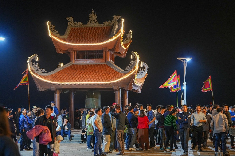 Rất đông nhân dân và du khách thập phương tham dự Lễ hội Rất đông nhân dân và du khách thập phương tham dự Lễ hội