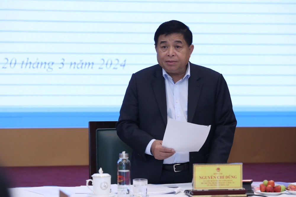 Bộ trưởng Bộ Kế hoạch và Đầu tư Nguyễn Chí Dũng, Tổ trưởng Tổ Biên tập của Tiểu ban kinh tế - xã hội chủ trì phiên họp đầu tiên. (Ảnh: Minh Trang)