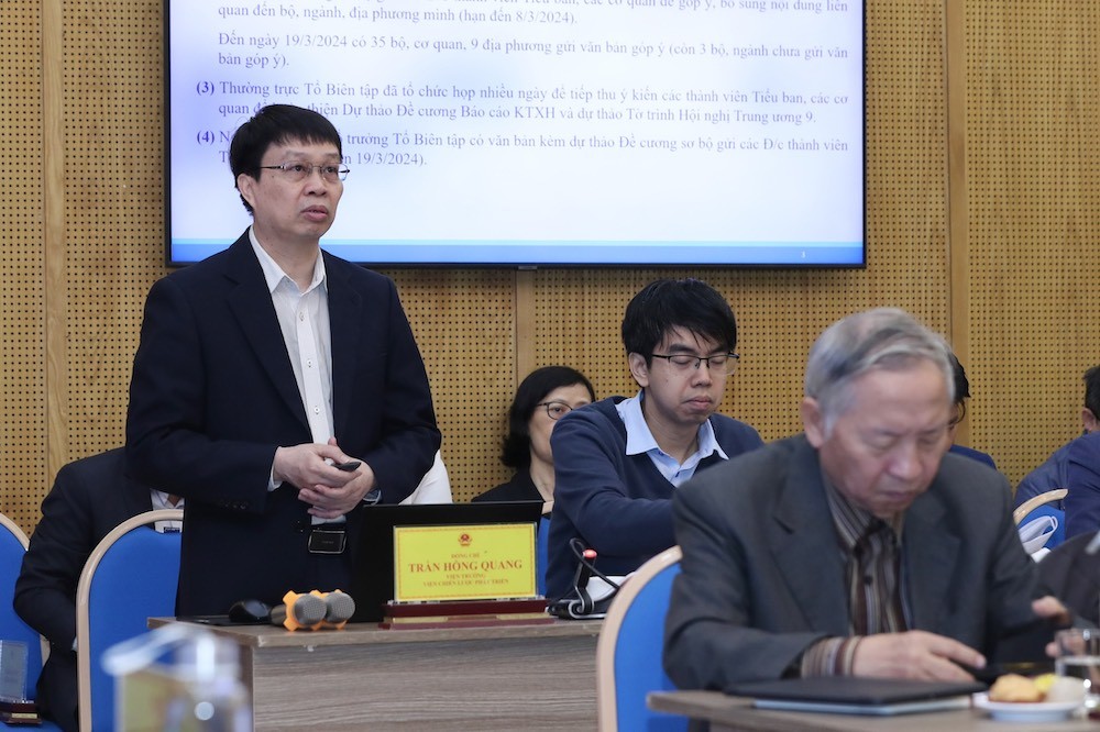 Ông Trần Hồng Quang, Viện trưởng Viện Chiến lược phát triển, Bộ Kế hoạch và Đầu tư trình bày Dự thảo Đề cương Báo cáo. (Ảnh: Minh Trang)