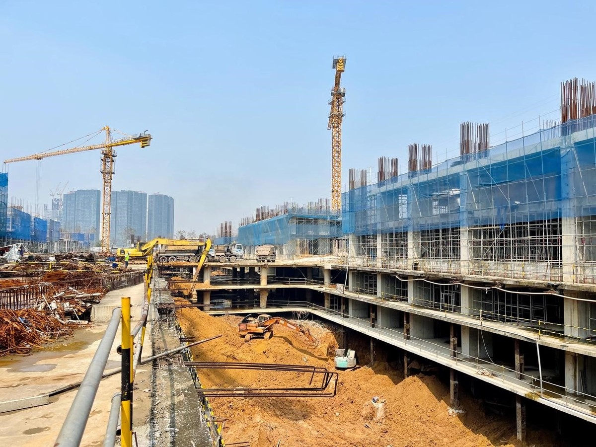 Hiện tại, tiến độ của dự án được ghi nhận hoàn thành xong thi công kết cấu thô hầm B1 và B2, hầm B3 đang đẩy mạnh triển khai khối lượng lớn khoảng 500-700m2 đổ bê tông hàng ngày. Cụ thể: tòa S1 đã thi công xong đài, giằng móng; S2 và S5 đang gấp rút hoàn thiện đài, giằng móng; còn S3, S4 đang gấp rút thi công đài, giằng móng. Hiện tại, tiến độ của dự án được ghi nhận hoàn thành xong thi công kết cấu thô hầm B1 và B2, hầm B3 đang đẩy mạnh triển khai khối lượng lớn khoảng 500-700m2 đổ bê tông hàng ngày. Cụ thể: tòa S1 đã thi công xong đài, giằng móng; S2 và S5 đang gấp rút hoàn thiện đài, giằng móng; còn S3, S4 đang gấp rút thi công đài, giằng móng.