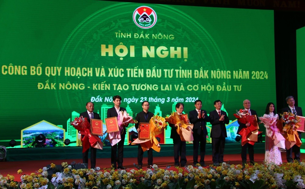 Tỉnh Đắk Nông đã trao Giấy chứng nhận đầu tư và Bản ghi nhớ đầu tư cho 8 dự án.