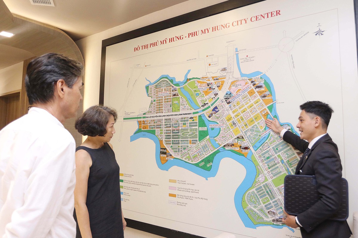 Mức giá “mềm” của sản phẩm thứ cấp đang thu hút khách hàng. Ảnh: Lê Toàn