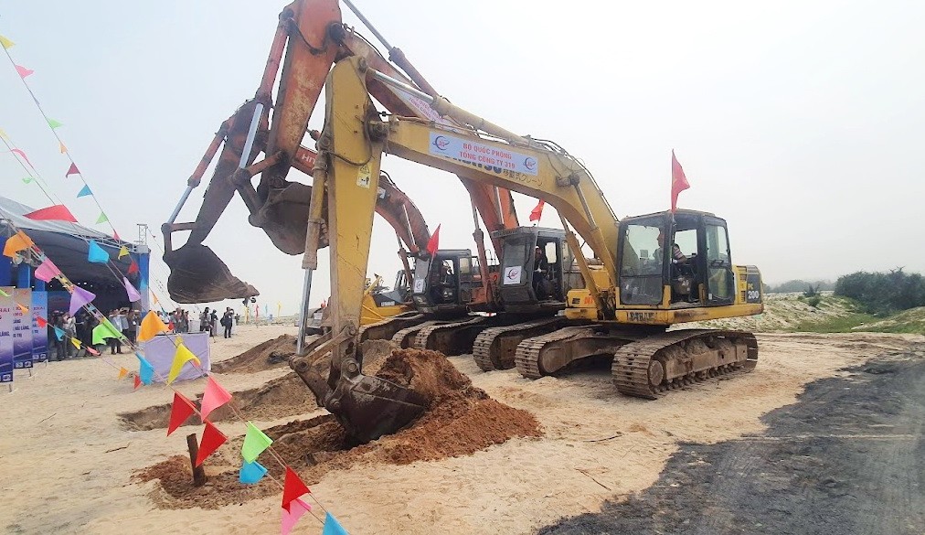 Nhà thầu đã chuyển các phương tiện, máy móc đến hiện trường dự án để bắt đầu thi công trên thực địa. Nhà thầu đã chuyển các phương tiện, máy móc đến hiện trường dự án để bắt đầu thi công trên thực địa.