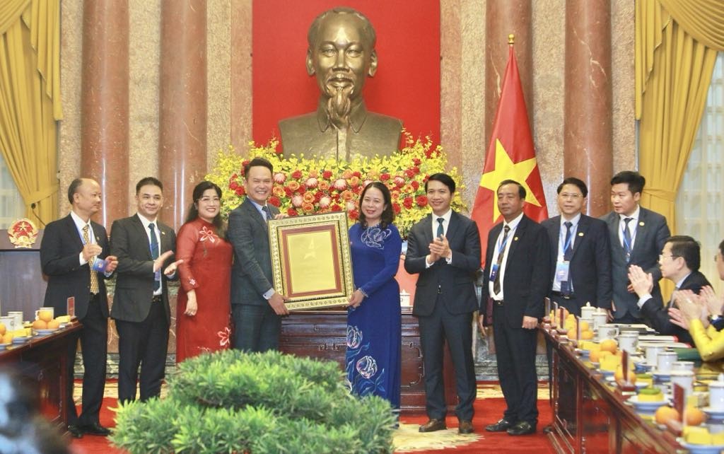Các đại biểu Hội Doanh nhân trẻ Việt Nam trao tặng quà lưu niệm tới Quyền Chủ tịch nước Võ Thị Ánh Xuân Các đại biểu Hội Doanh nhân trẻ Việt Nam trao tặng quà lưu niệm tới Quyền Chủ tịch nước Võ Thị Ánh Xuân