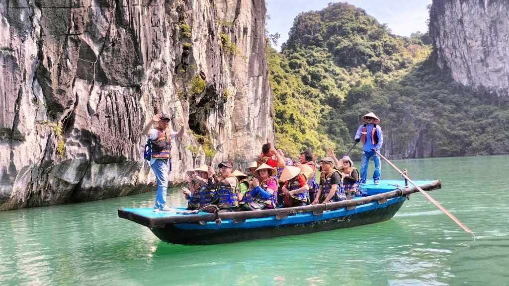 Du khách Hàn Quốc tham quan hang Luồn trên vịnh Hạ Long. Nguồn: Quảng Ninh Portal Du khách Hàn Quốc tham quan hang Luồn trên vịnh Hạ Long. Nguồn: Quảng Ninh Portal