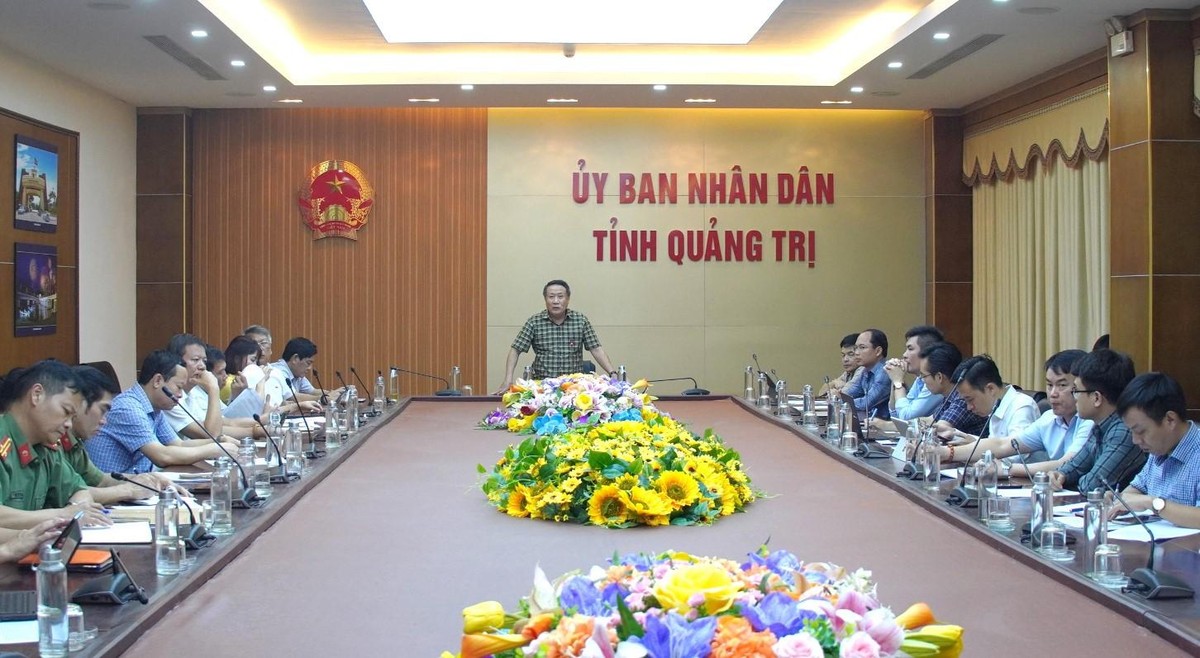 Phó chủ tịch Thường trực UBND tỉnh Quảng Trị Hà Sỹ Đồng chủ trì cuộc họp.