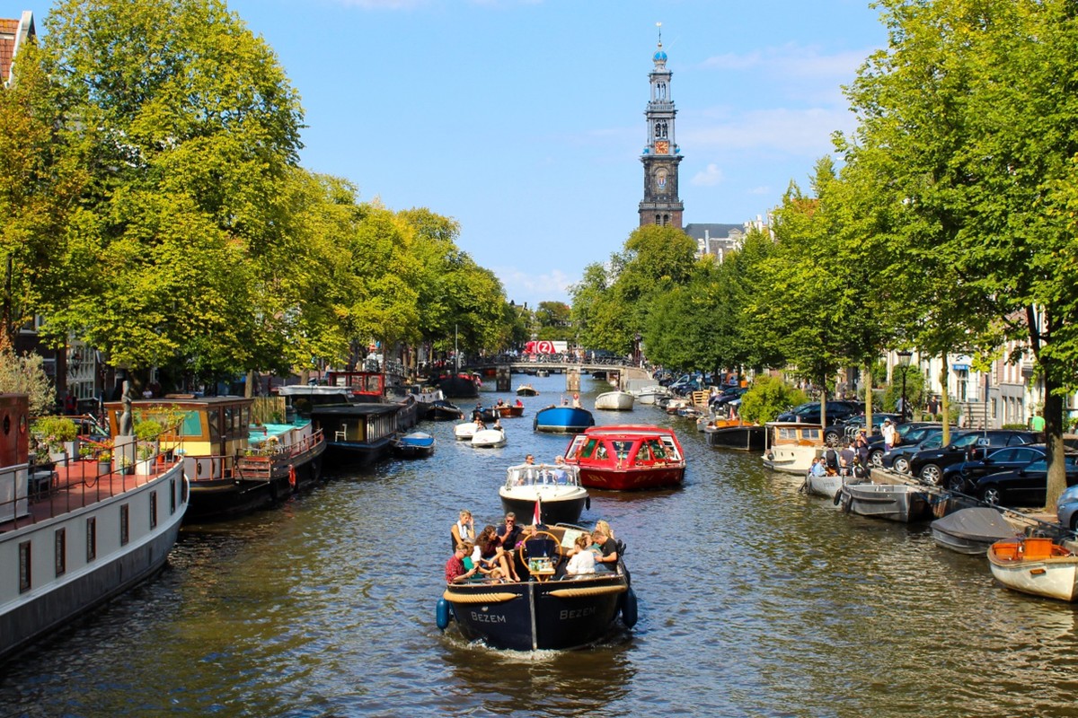 Một góc thủ đô Amsterdam (Hà Lan) ven sông thu hút hàng triệu du khách mỗi năm. Một góc thủ đô Amsterdam (Hà Lan) ven sông thu hút hàng triệu du khách mỗi năm.