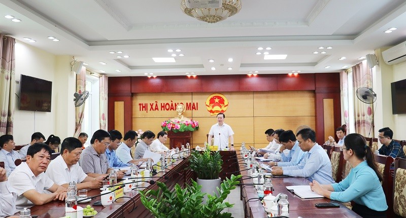 Chủ tịch UBND tỉnh làm việc với các sở, ban ngành địa phương, chủ đầu tư dự án tại TX Hoàng Mai về tiến độ thi công.