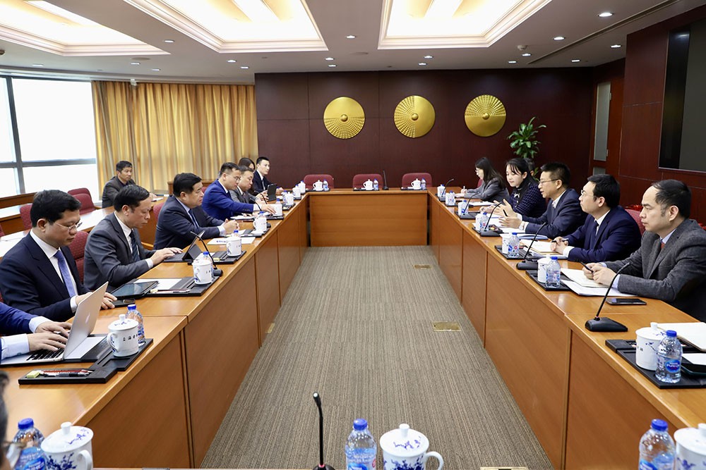 Bộ trưởng Nguyễn Chí Dũng và đoàn công tác làm việc với Cục Quản lý Giám sát tài chính Thượng Hải.